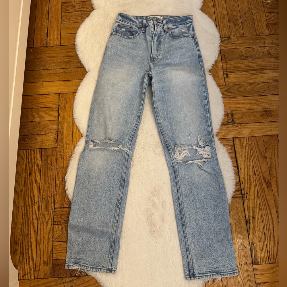 Abercrombie Ultra High Rise 90s Straight Jean size 2